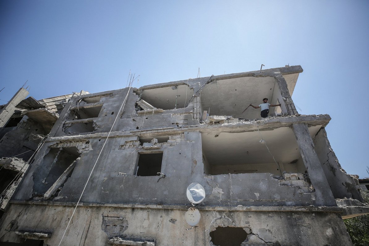 Palestīnietis savā sagrautajā mājā pēc Izraēlas uzlidojumiem Gazas joslā (14.05.2021)