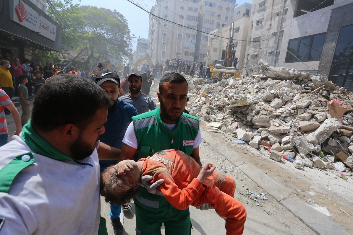 Palestīnietis nes Izraēlas uzlidojumos Gazas joslai nogalinātu meitenīti. 16.05.2021.