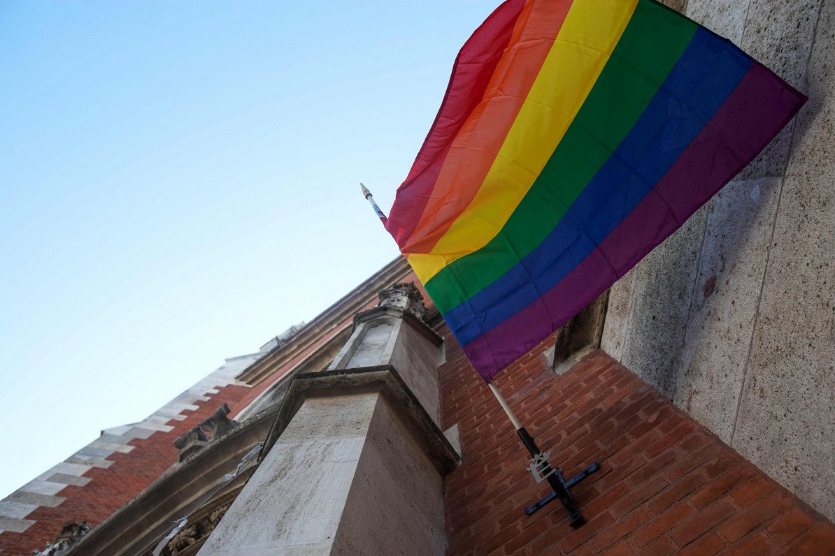 LGBT kustības sekotāju karogs pie ēkas