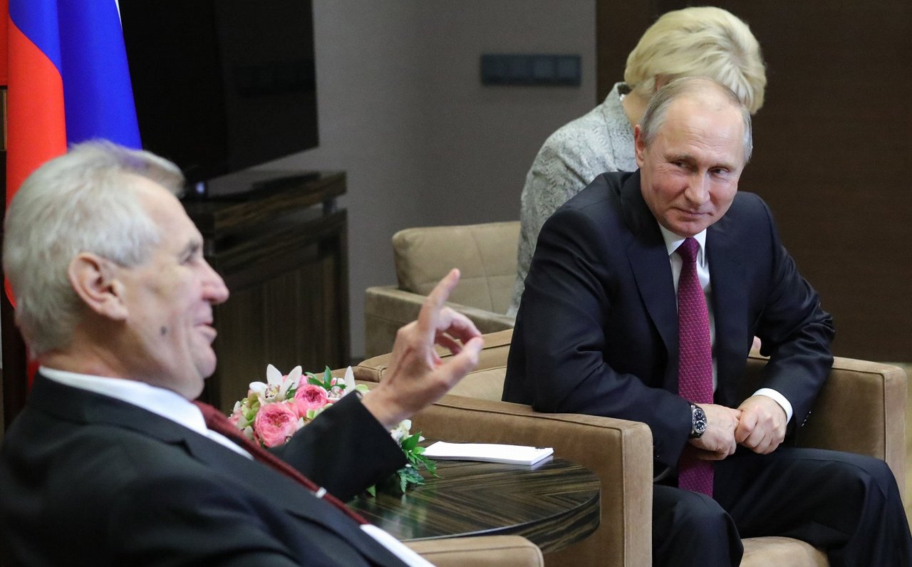 Čehijas prezidents Milošs Zemans (no kreisās) un Krievijas līderis Vladimirs Putins