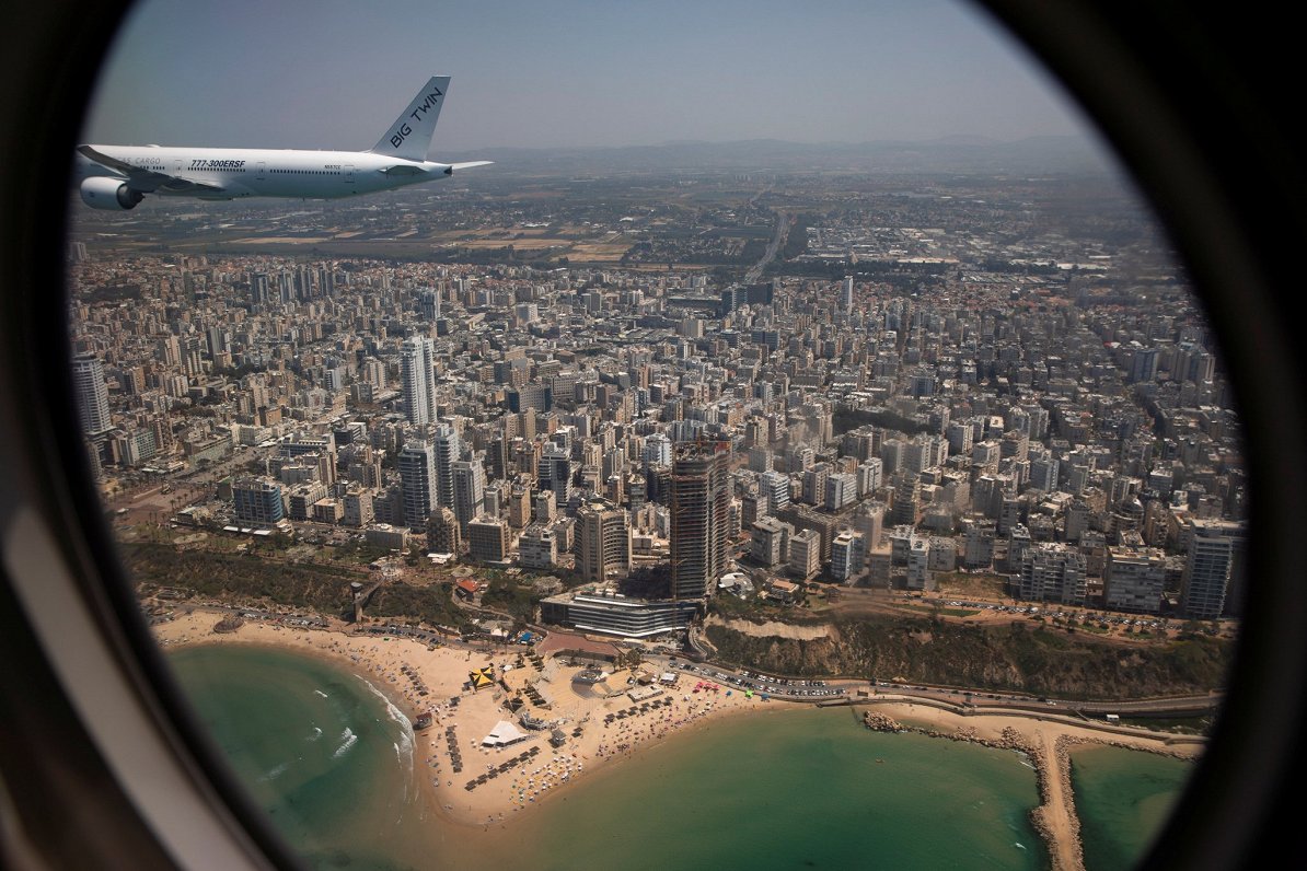 Boeing 777 lidmašīna virs Izraēlas pilsētas Netanjas