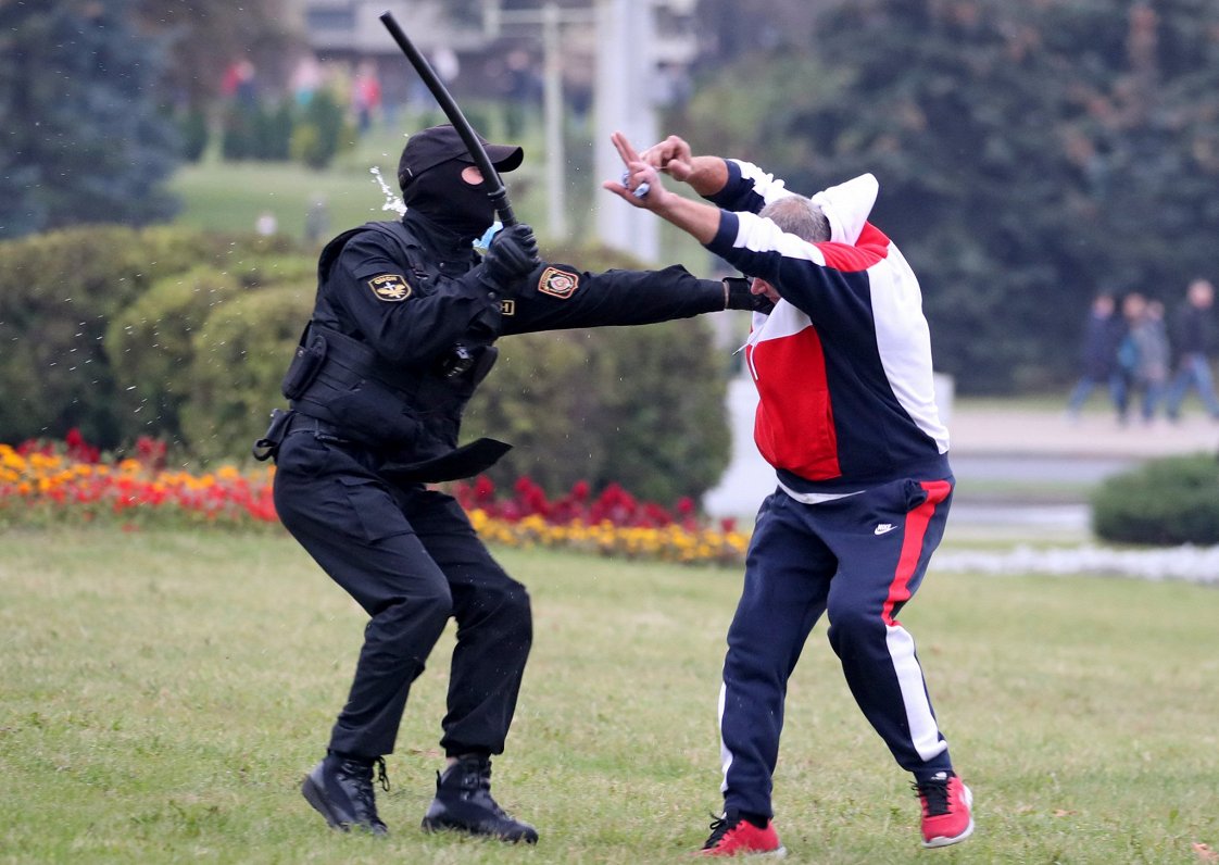 Baltkrievijas milicijas darbinieks uzbrūk opozīcijas atbalstītājam