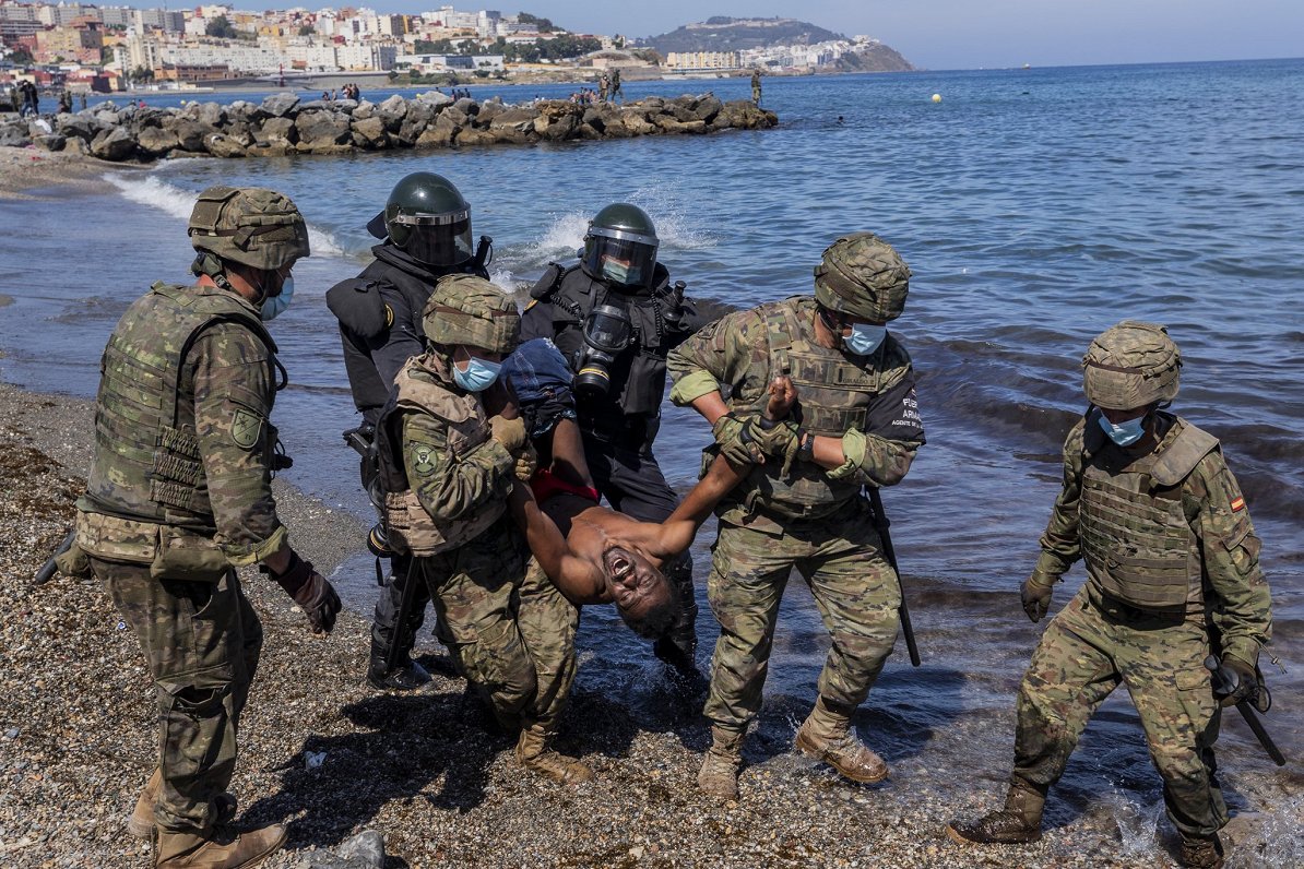 Spānijas karavīri izraida migrantu no Seutas