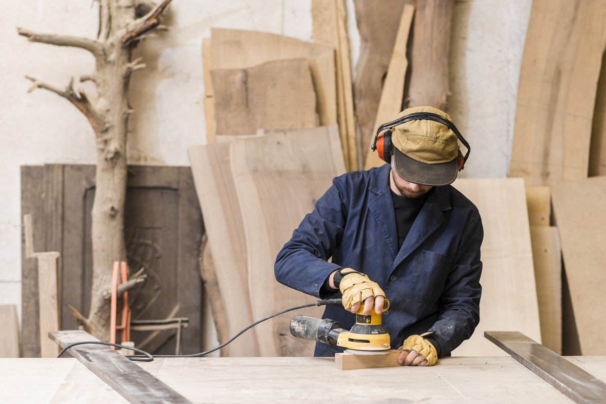 Wood engineer. Столяр. Столяр шлифовщик. Шлифовщик на мебельное производство. Плотник шлифует щит.