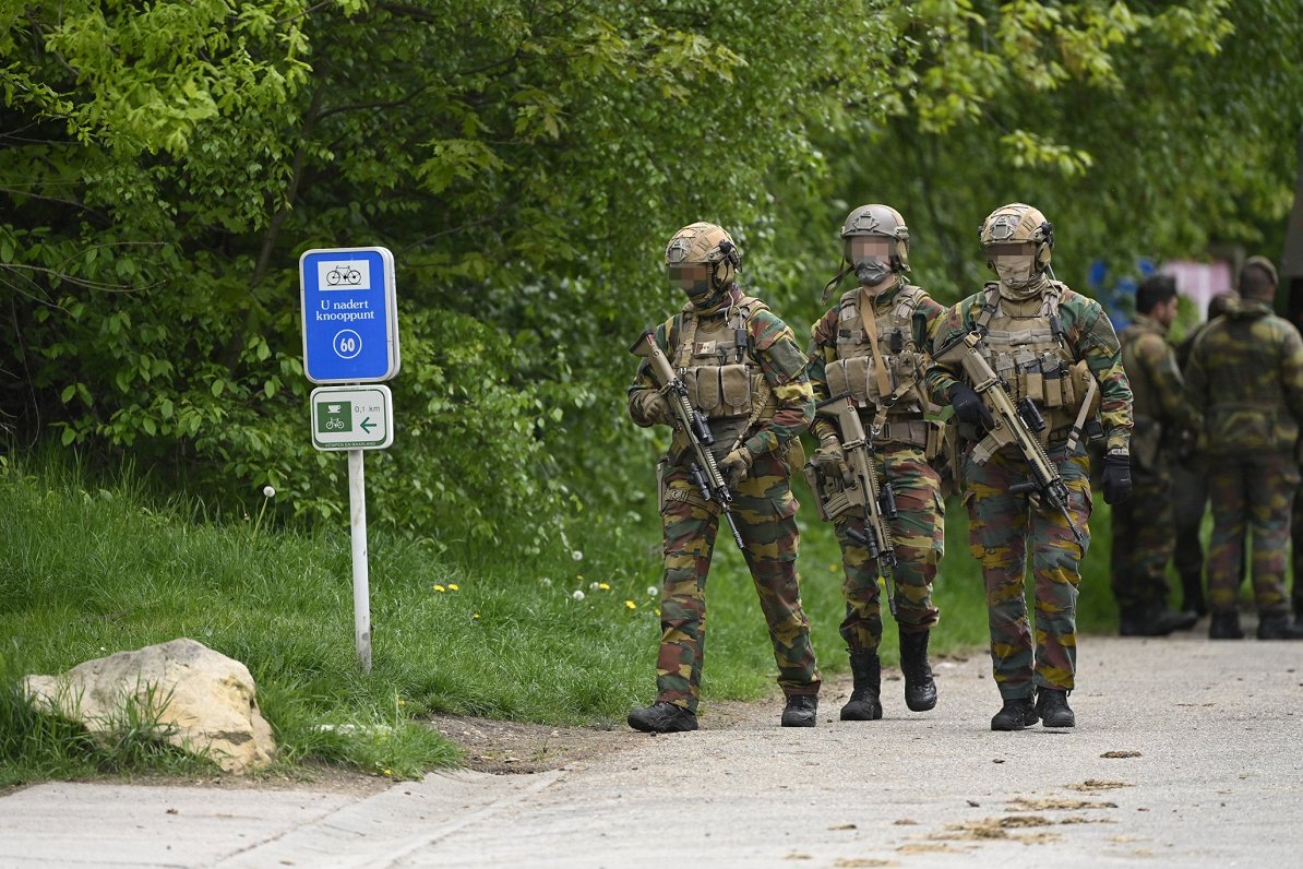 Beļģijas karavīri meklē bīstamo dezertieri