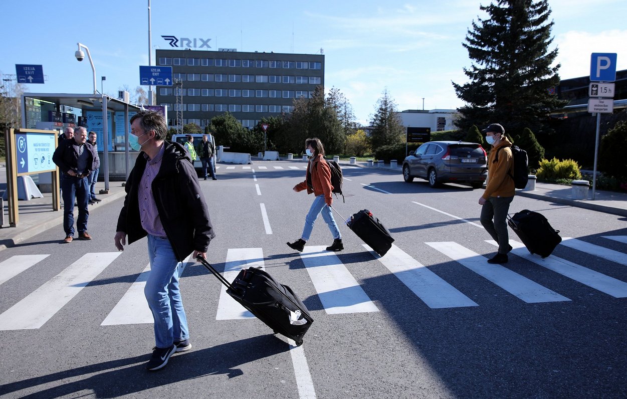 Cilvēki lidostā &quot;Rīga&quot; ierodas no ārzemju avio reisa.