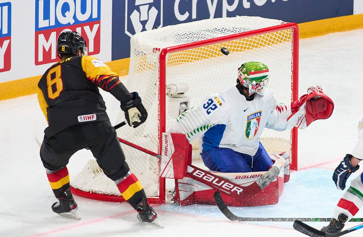 Vācijas hokejists Tobiass Rīders (#8) gūst vārtus spēlē pret Itāliju