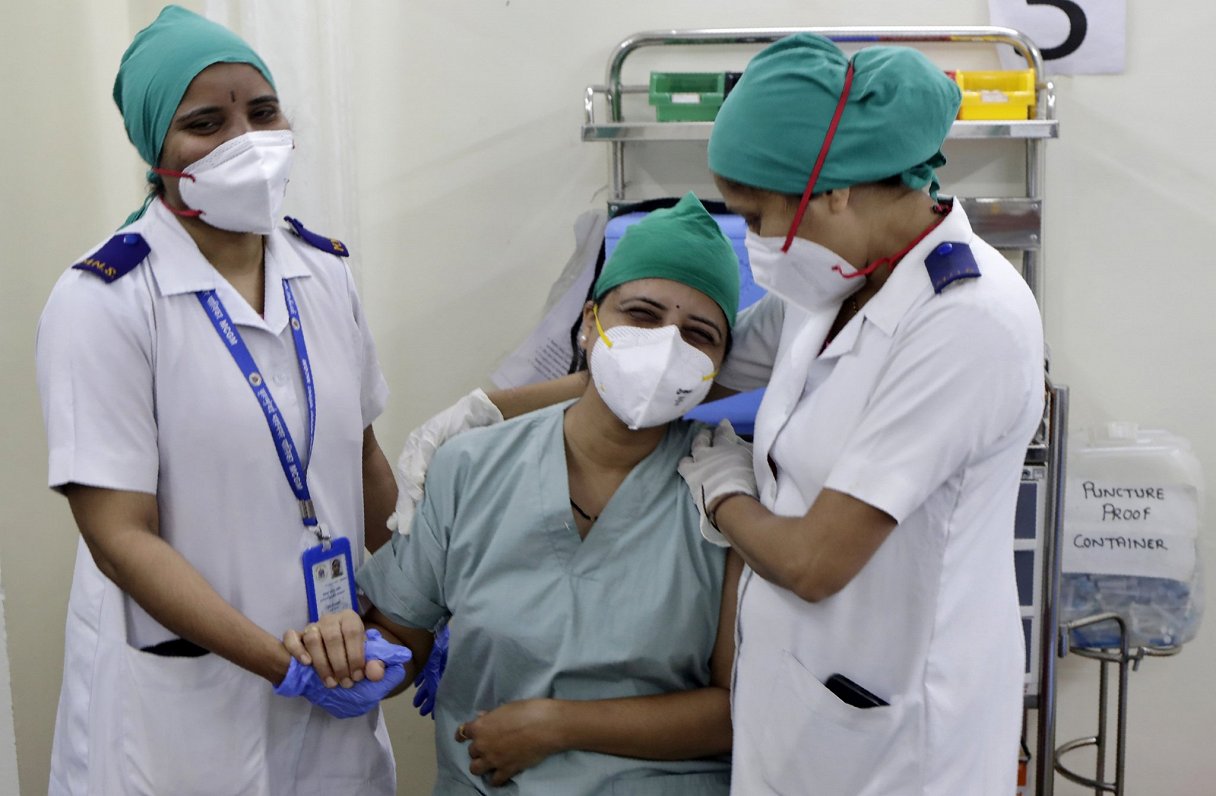 Indijā mediķi tiek vakcinēti pret Covid-19