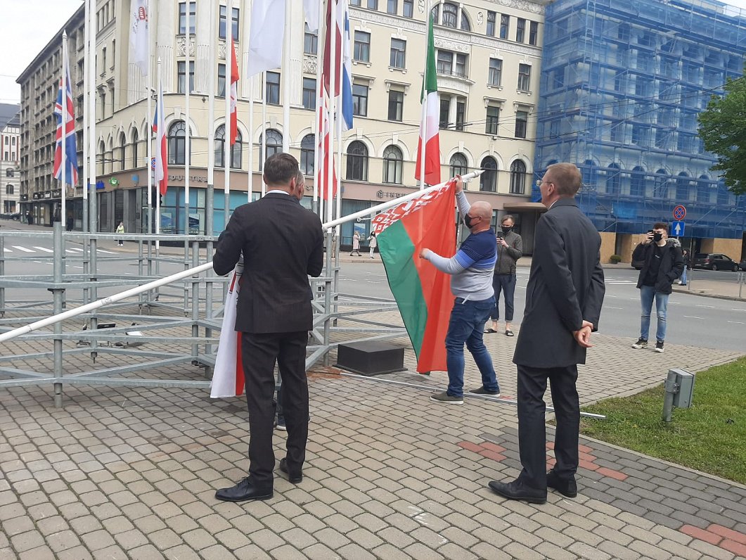 Baltkrievijas karoga maiņa pie viesnīcas &quot;Radisson Blu Hotel Latvija&quot;