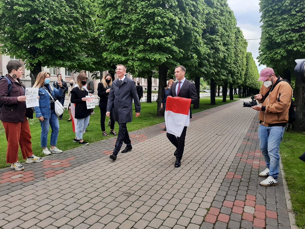 Замена государственного флага Беларуси на бело-красно-белый флаг, Рига, 24 мая 2021 года