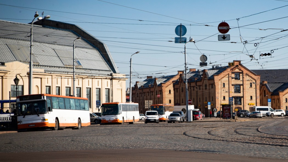 Reģionālo maršrutu autobusi pie Centrāltirgus Rīgā.