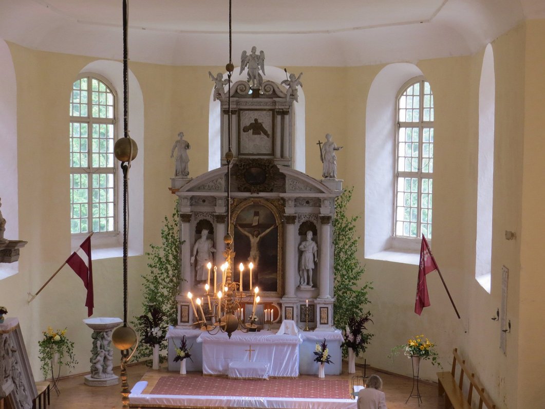 Augstkalnes-Mežmuižas luterāņu baznīcas iekšskats