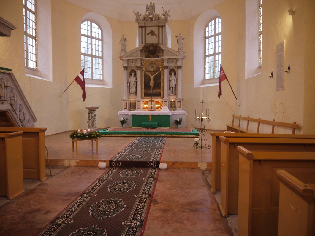 Augstkalnes-Mežmuižas luterāņu baznīcas iekšskats