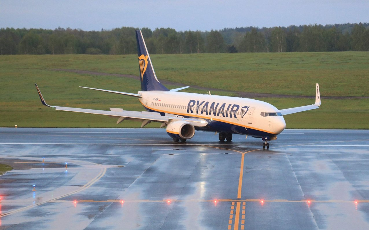 &quot;Ryanair&quot; pasažieru lidmašīna pēc paziņojuma par spridzekli tika novirzīta uz Minskas lido...