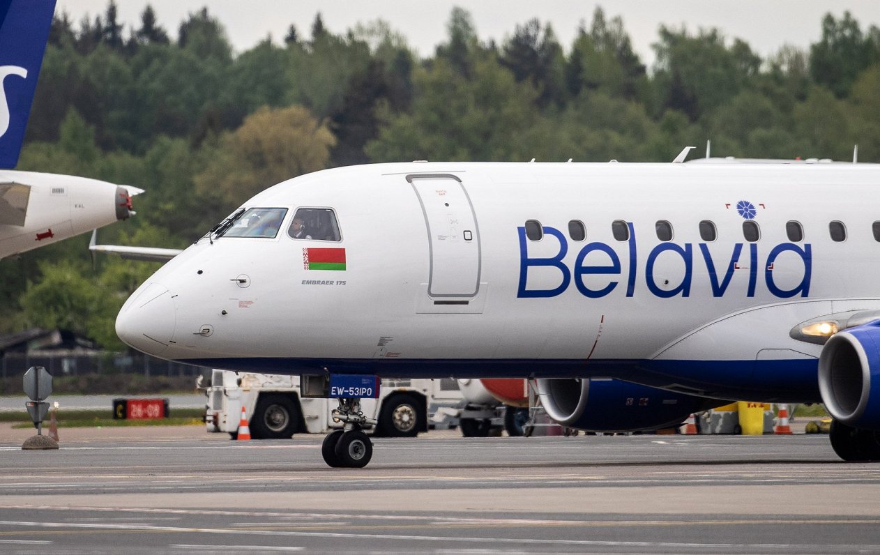 Baltkrievijas nacionālās aviokompānijas “Belavia” lidmašīna lidostā