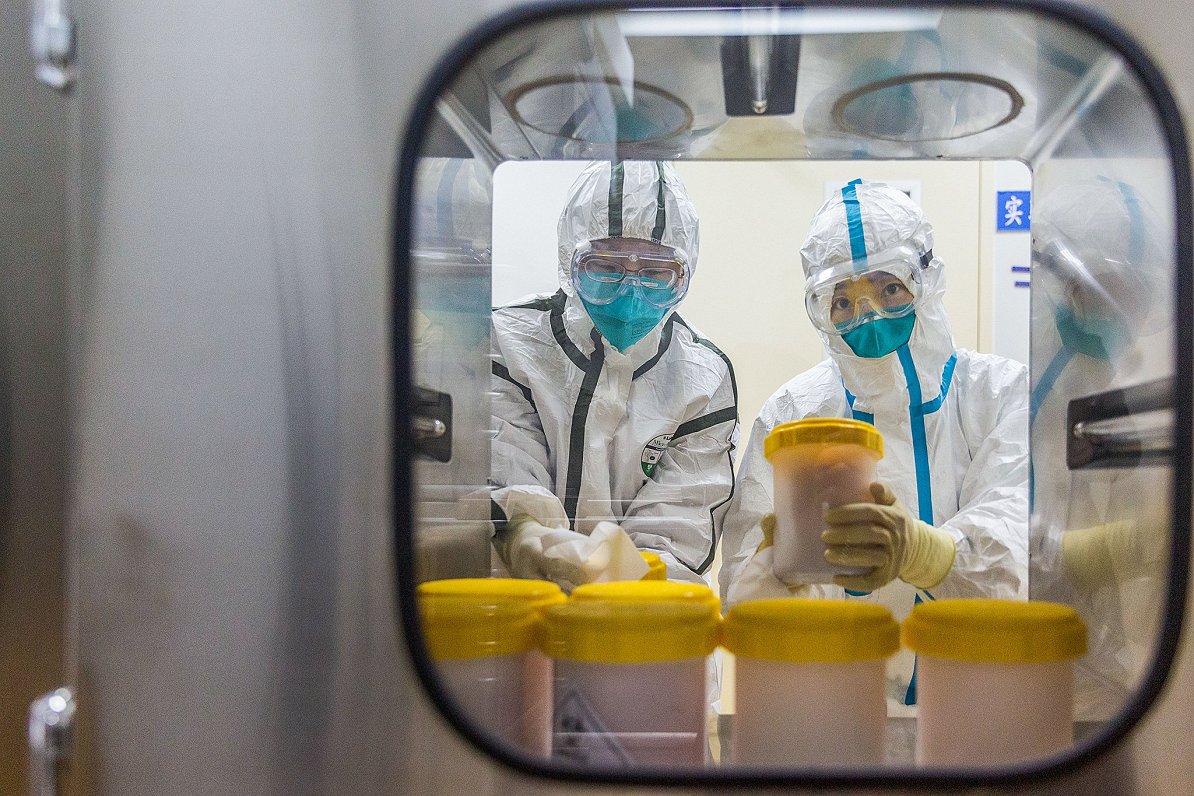 Saskaņā ar vienu no teorijām koronavīruss varēja izkļūt no laboratorijas Ķīnā