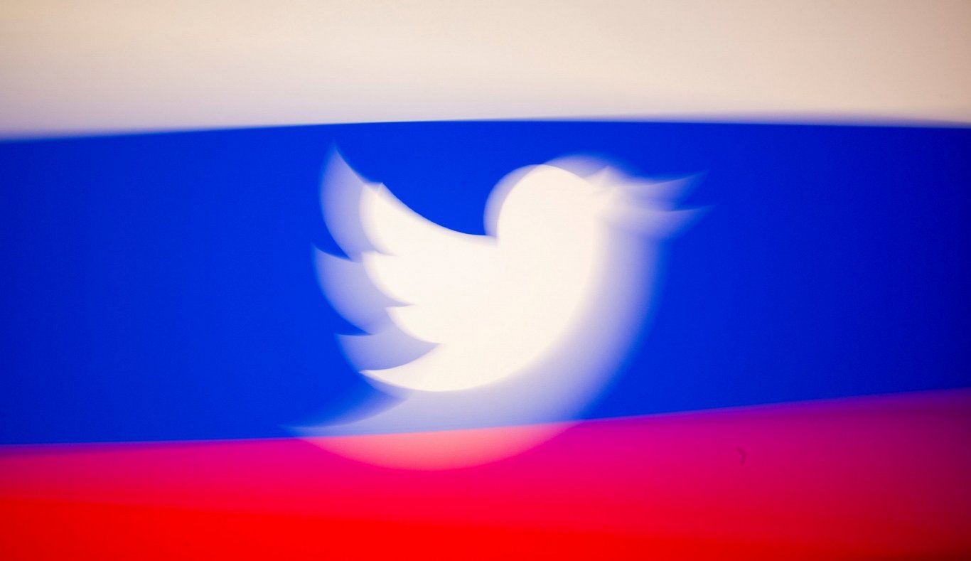 Sociālā tīkla &quot;Twitter&quot; logo uz Krievijas karoga fona