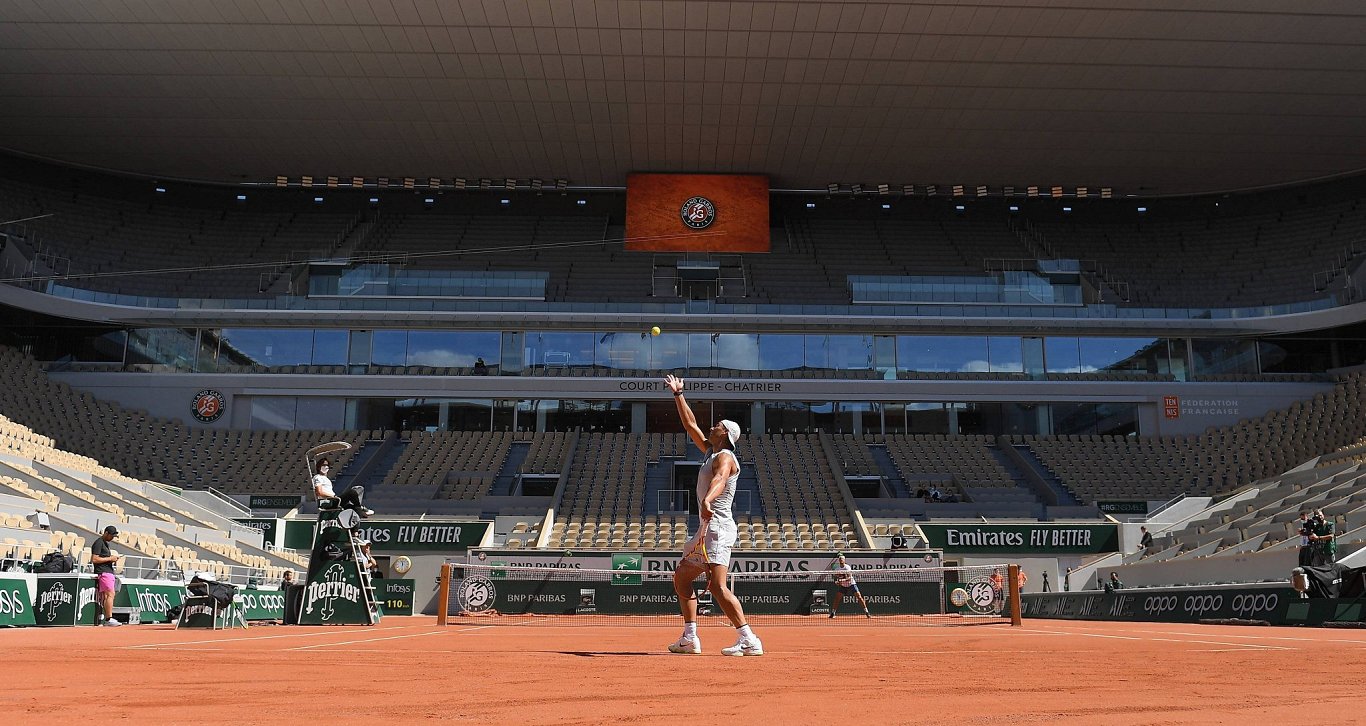 Rafaels Nadals treniņā Francijas atklātajā čempionātā