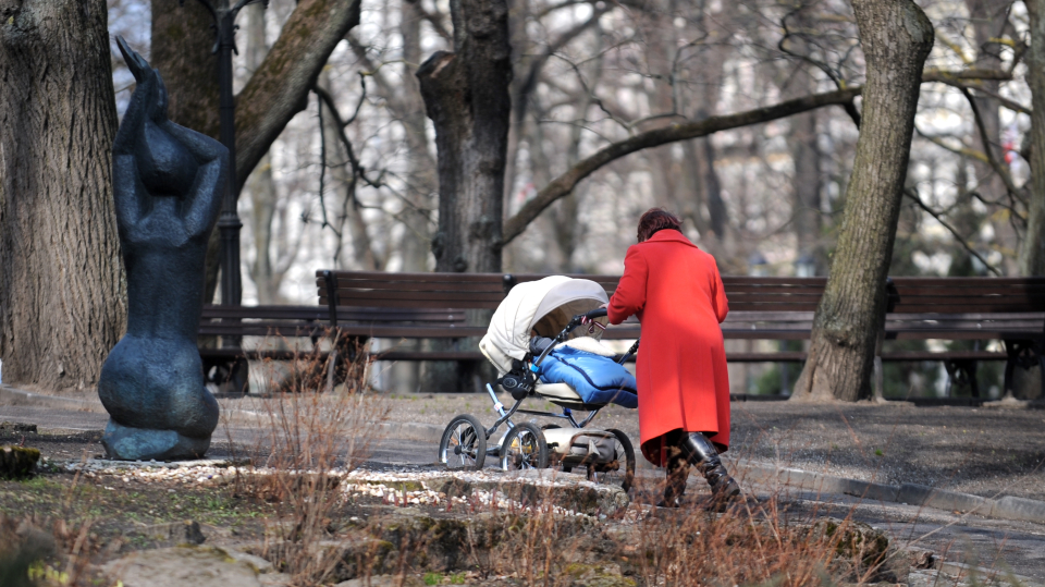 Sieviete ar bērnu ratiņos pastaigājas Bastejkalnā.