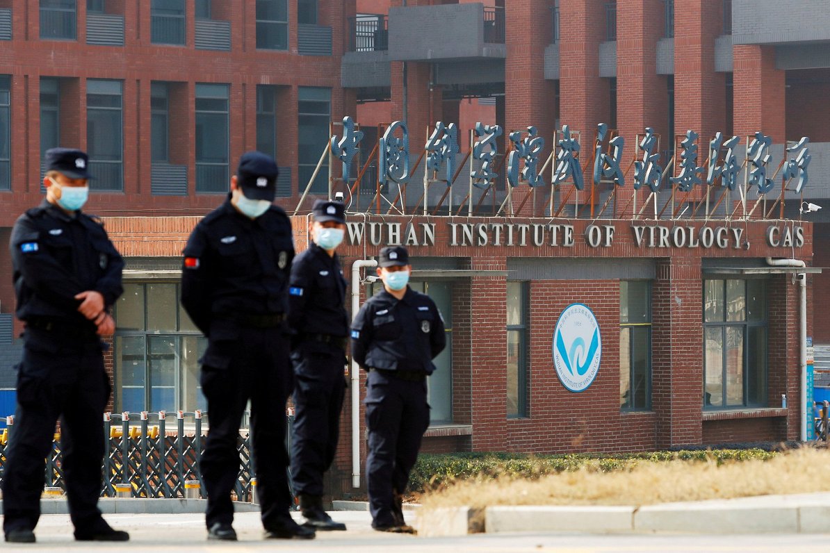 Ķīnas kārtības sargi pie Uhaņas vīrusu laboratorijas ēkas