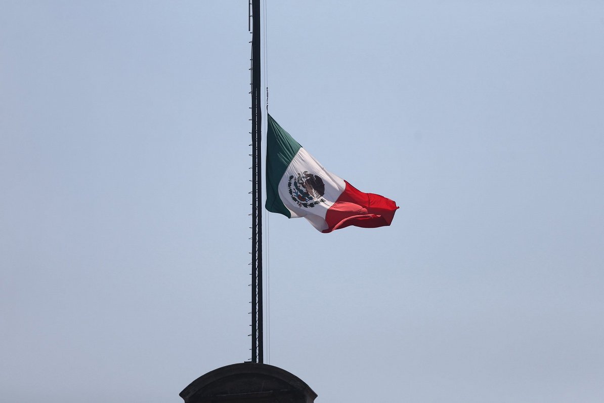 Meksikas karogs pusmastā (Ilustratīvs foto)