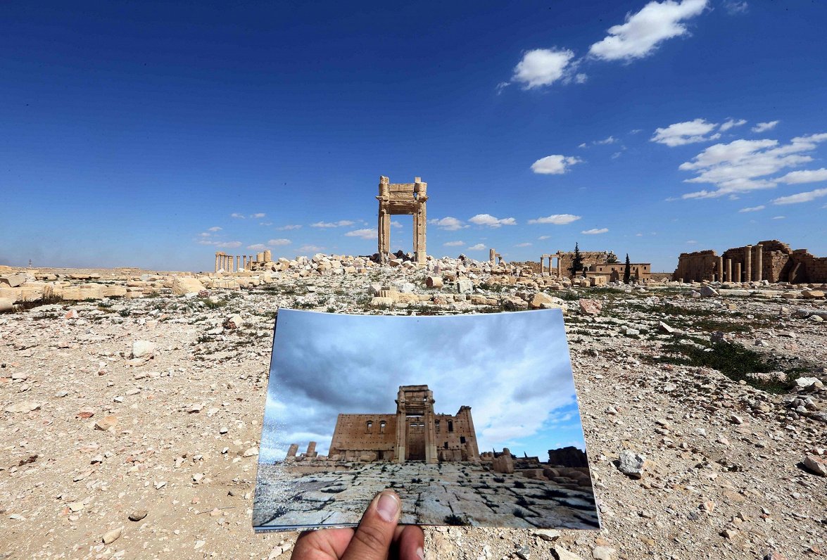 Fotogrāfs iemūžinājis vienu no senās Palmīras pilsētas tempļiem pirms un pēc Sīrijas kara sākuma