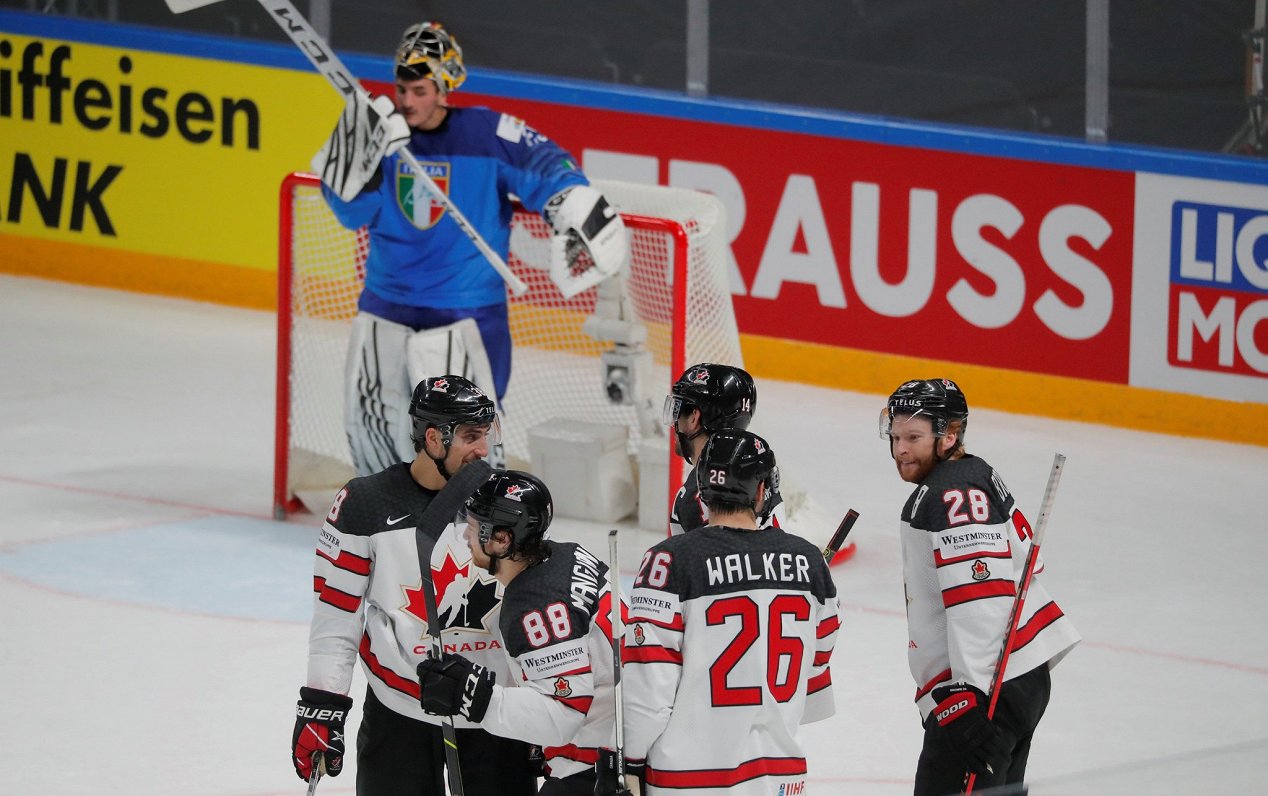 Kanādieši priecājas par vārtu guvumu pasaules čempionāta spēlē pret Itāliju