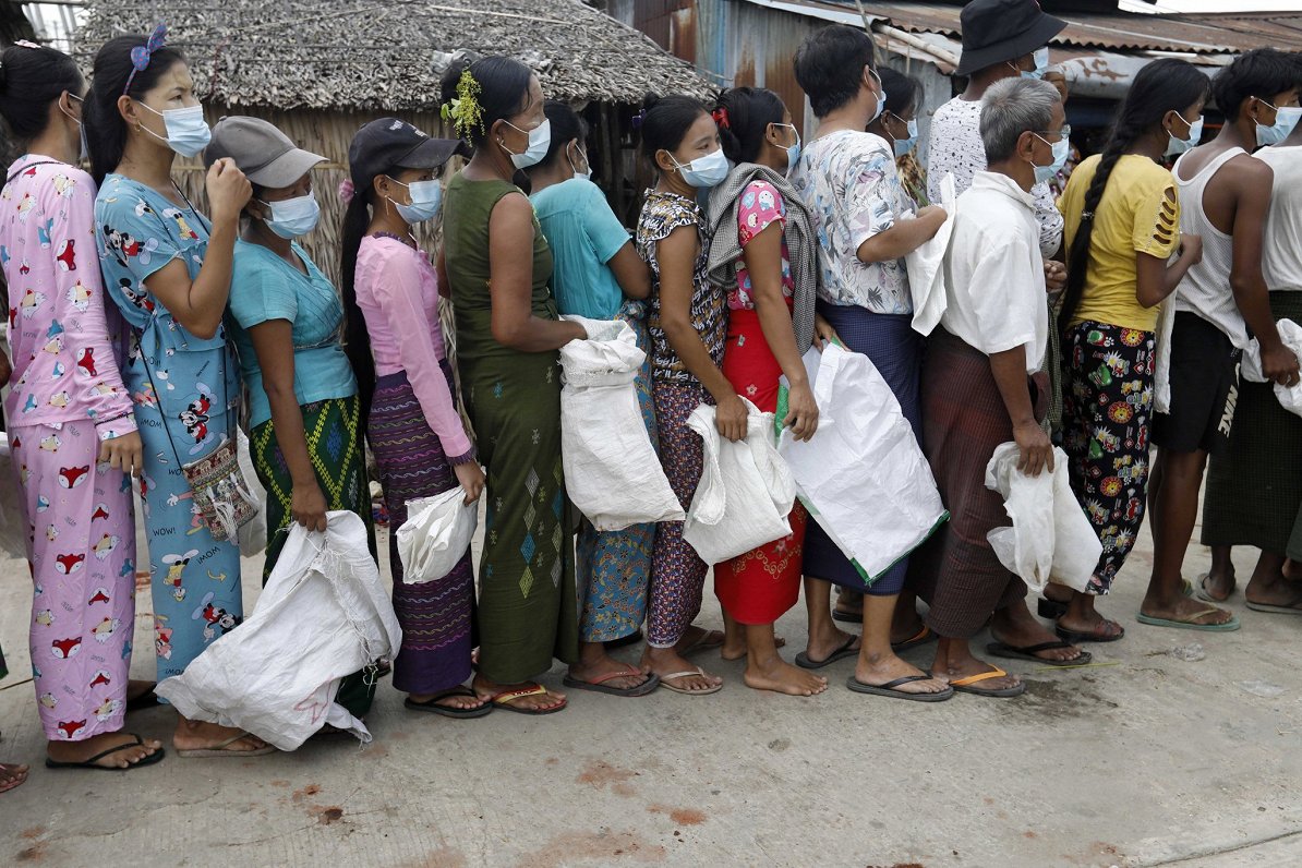 Mjanmā iedzīvotāji rindā pie pārtikas izdales punkta, 2021.gada maijs.
