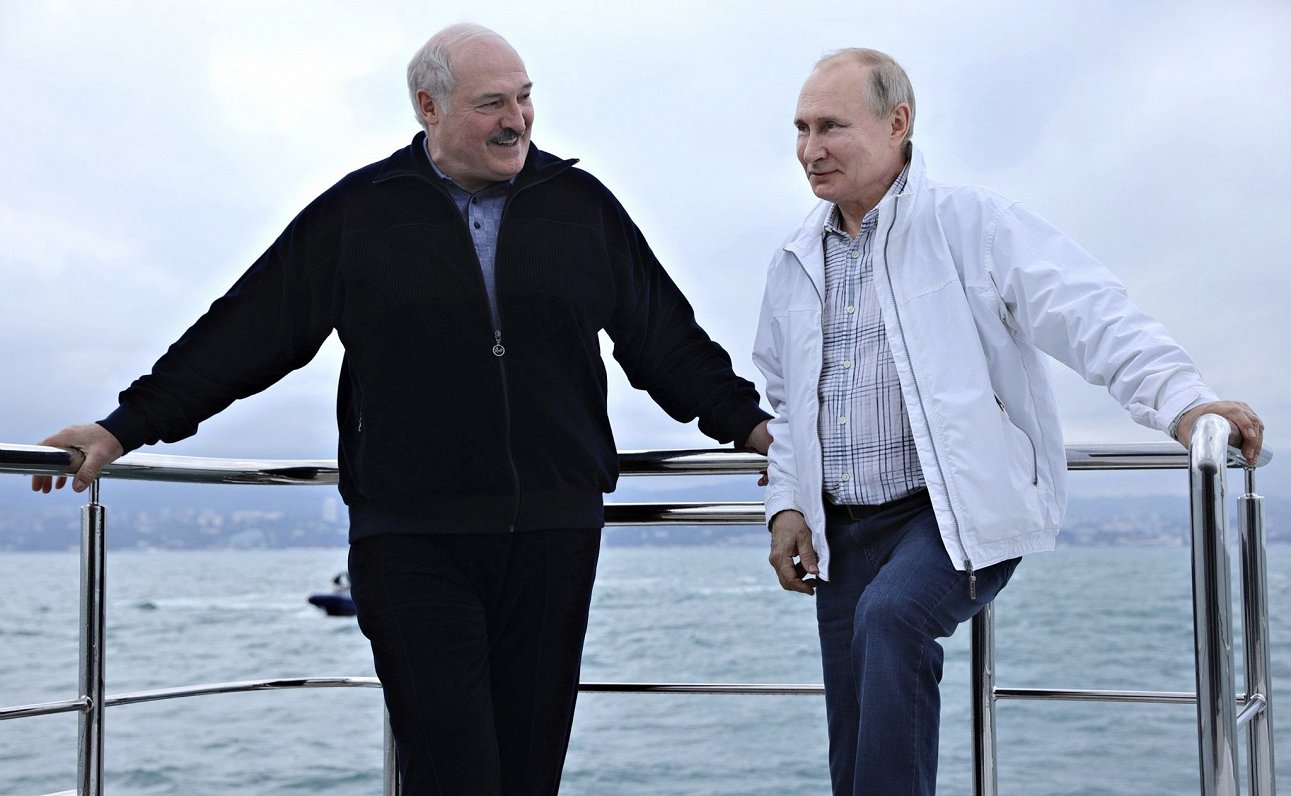 Baltkrievijas autoritārais līderis Aleksandrs Lukašenko un Krievijas prezidents Vladimirs Putins tik...