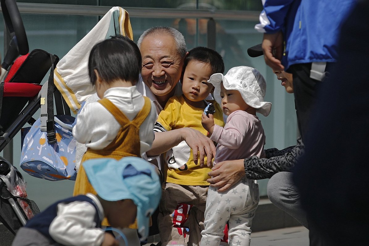 Ķīnā turpmāk būs atļauts laist pasaulē trīs pēcnācējus