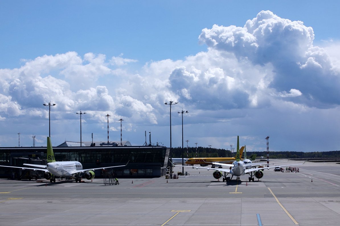 Lidsabiedrības &quot;airBaltic&quot; lidmašīnas starptautiskajā lidostā &quot;Rīga&quot;.