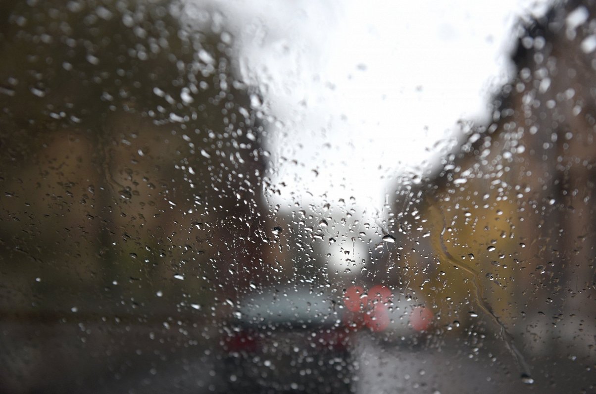 Automašīnas stikls lietus laikā.