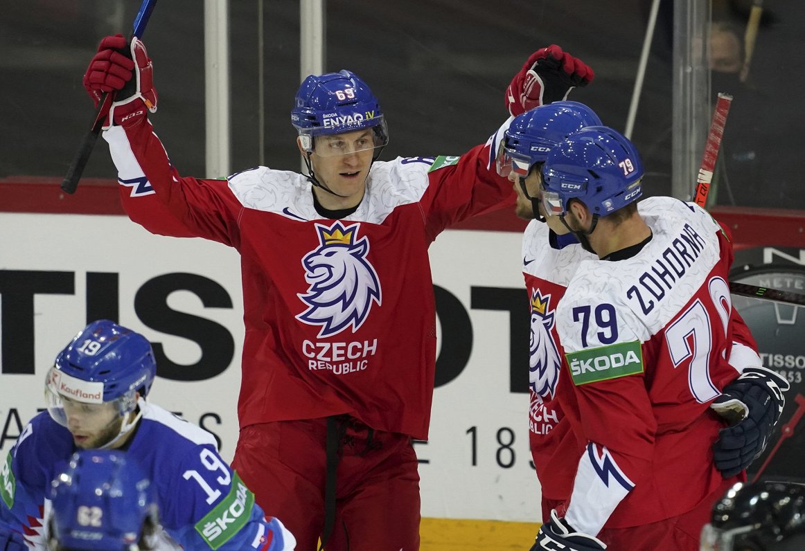 Čehijas hokejisti priecājas par vārtu guvumu pret Slovākiju