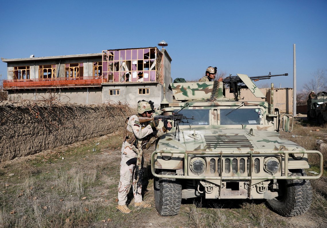 Afgāņu karavīri ar amerikāņu tehniku pie Bagramas gaisa spēku bāzes