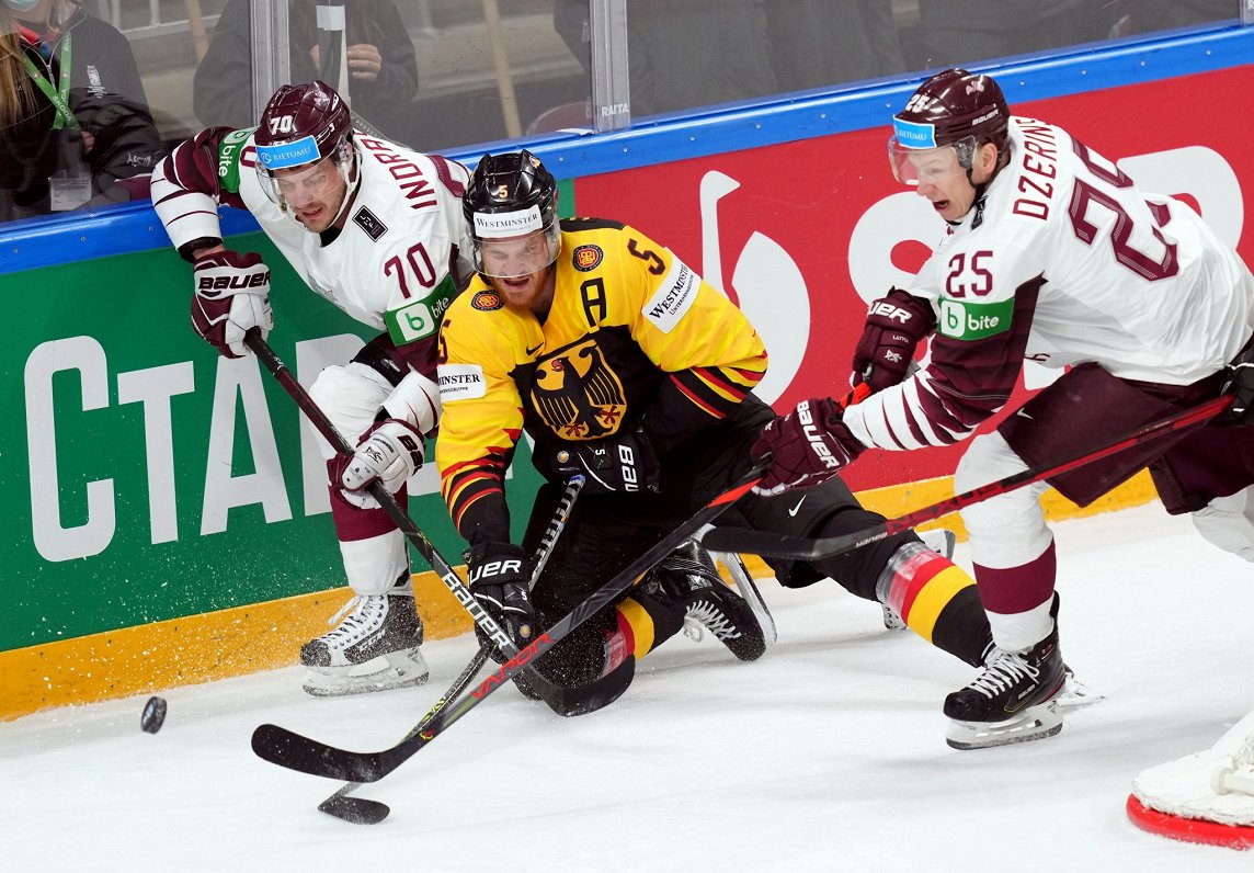 Latvijas un Vācijas hokejistu spēlē
