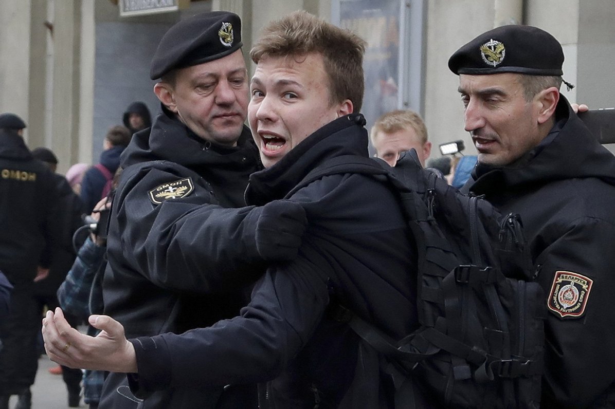 Romāns Protasevičs tiek aizturēts opozīcijas mītiņā Minskā 2017. gadā