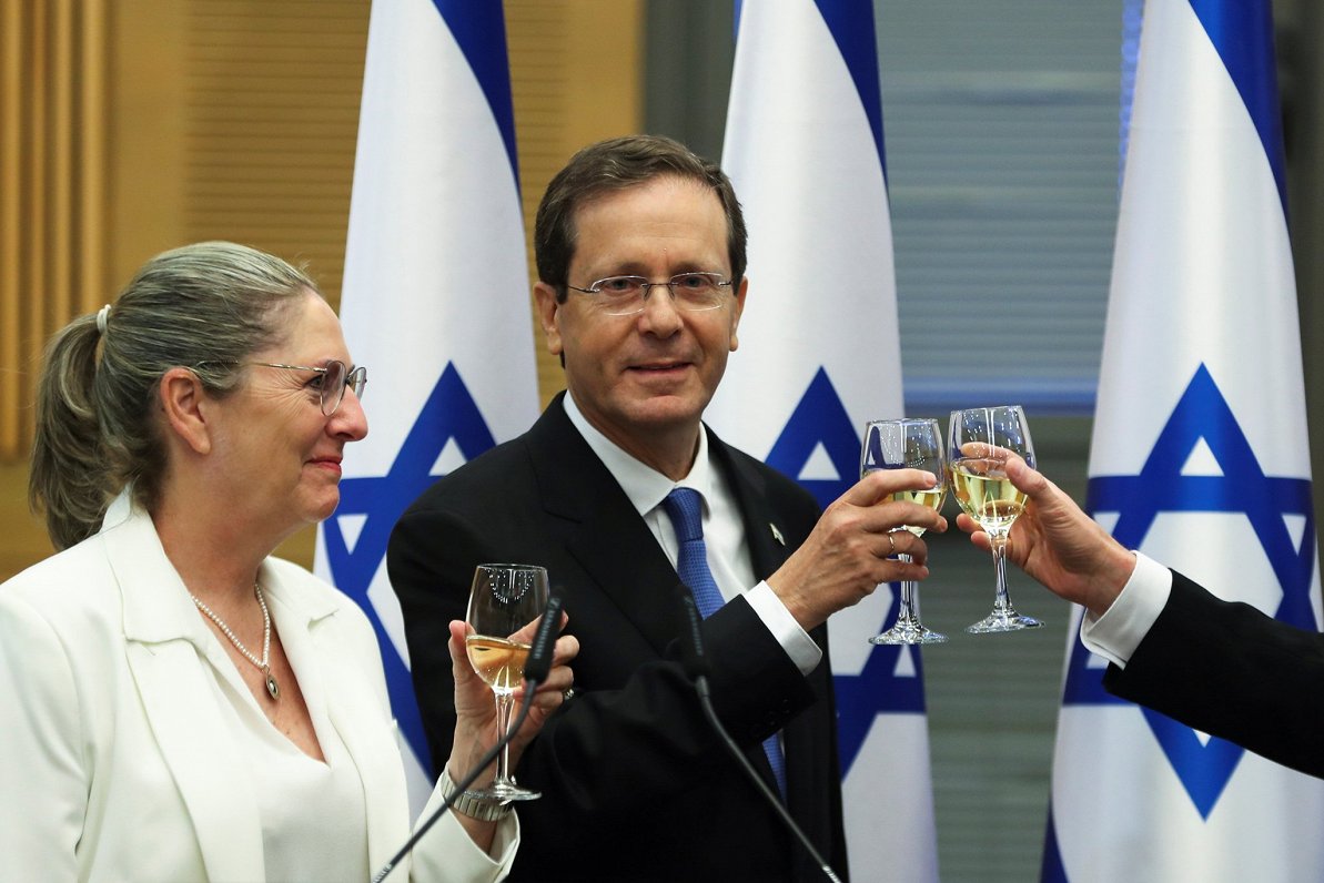 Ichaks Hercogs ar sievu Mišalu svin uzvaru Izraēlas prezidenta vēlēšanās