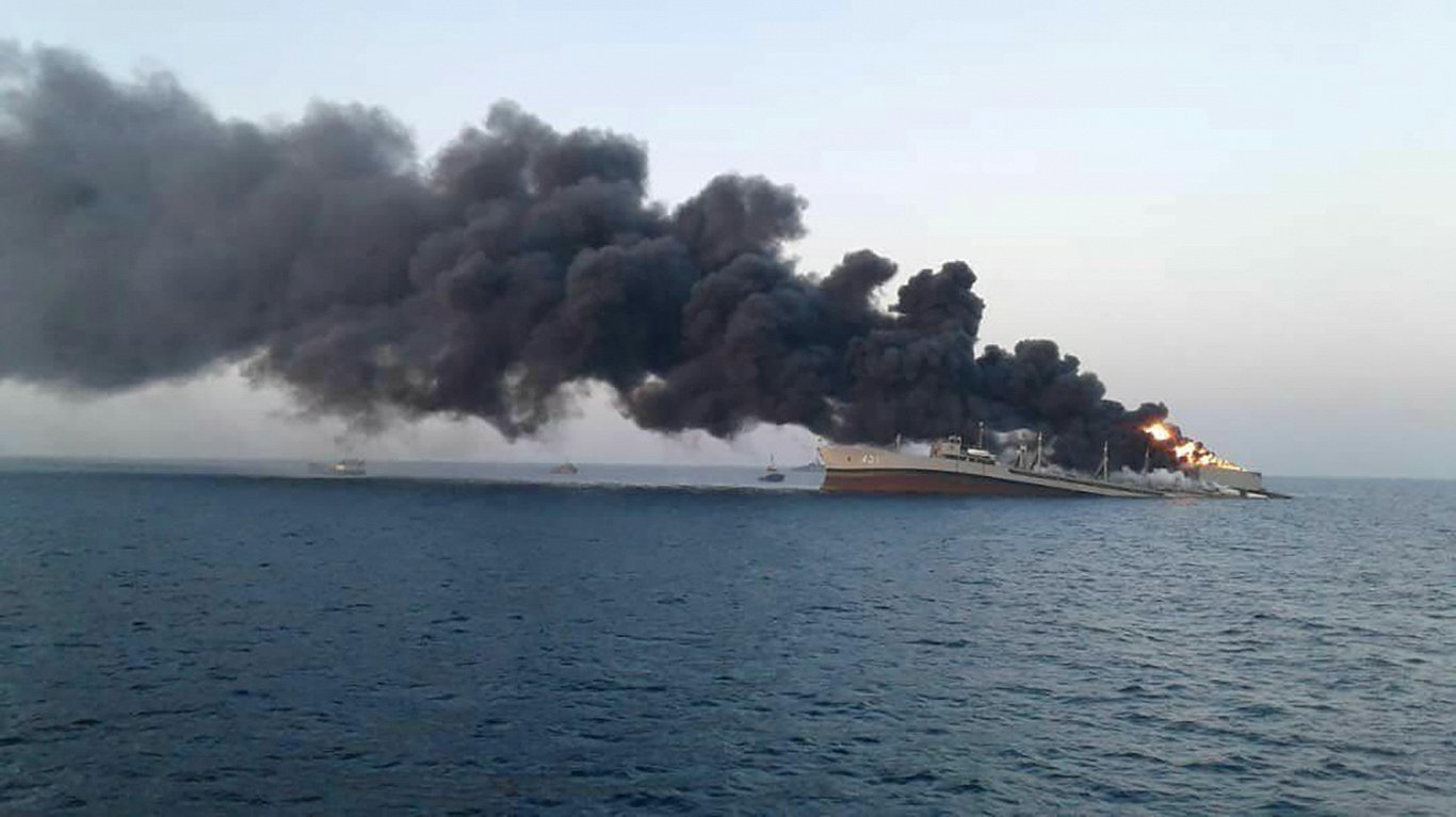 Irānas flotes lielākais kuģis aizdegās un nogrima