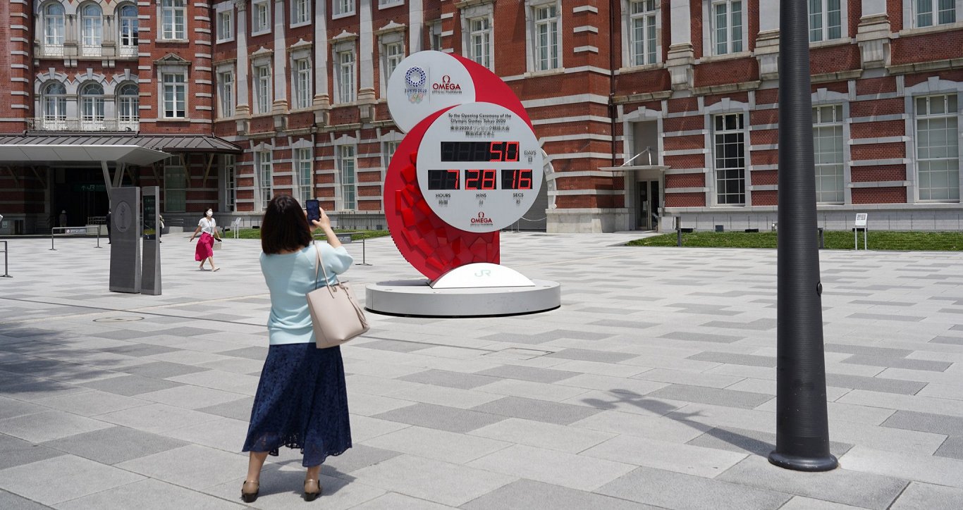 Pulkstenis Tokijā pie stacijas skaita laiku līdz olimpisko spēļu sākumam