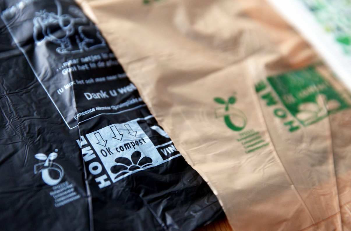 Kā veikali Latvijā gatavojas turpmākajam bezmaksas plastmasas maisiņu aizliegumam / Raksts