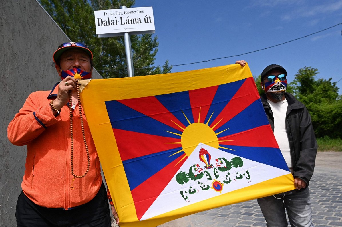 Tibetas brīvības aizstāvji pie Budapeštas ielas, kas nosaukta tibetiešu līdera dalailamas vārdā