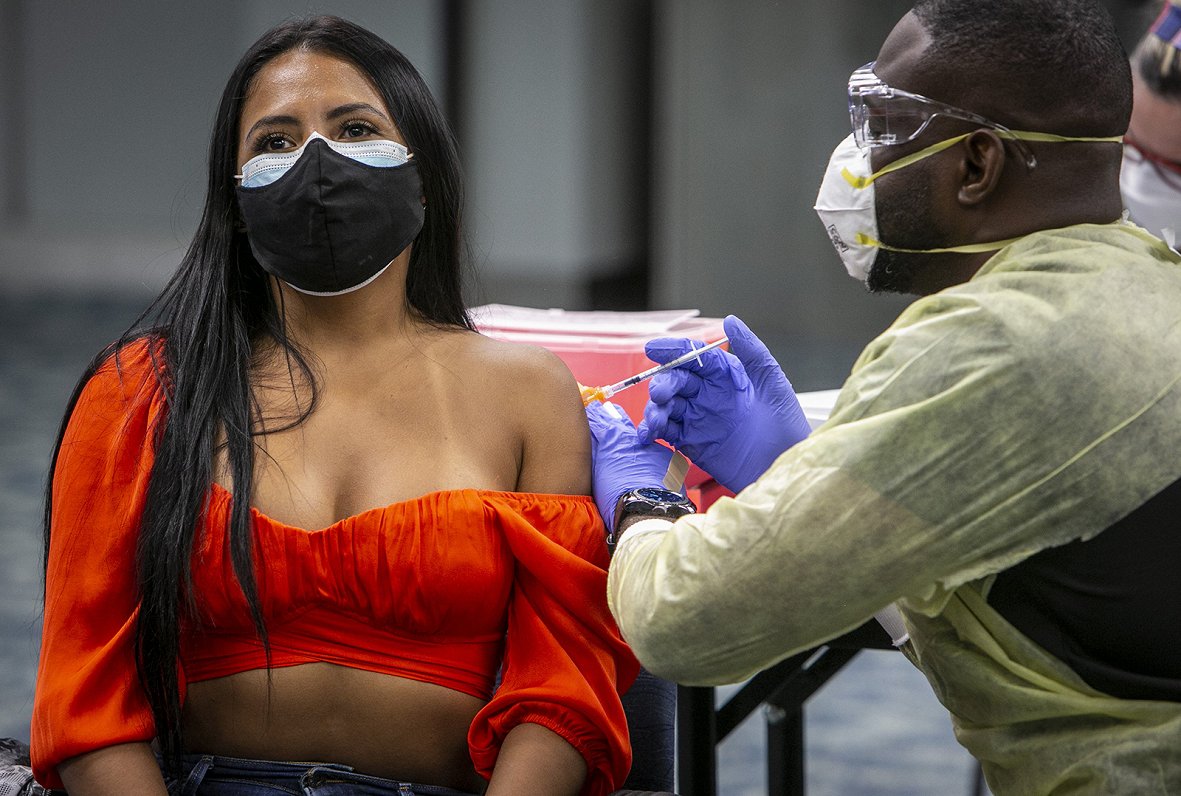 Maiami lidostā sieviete saņem vakcīnu pret Covid-19