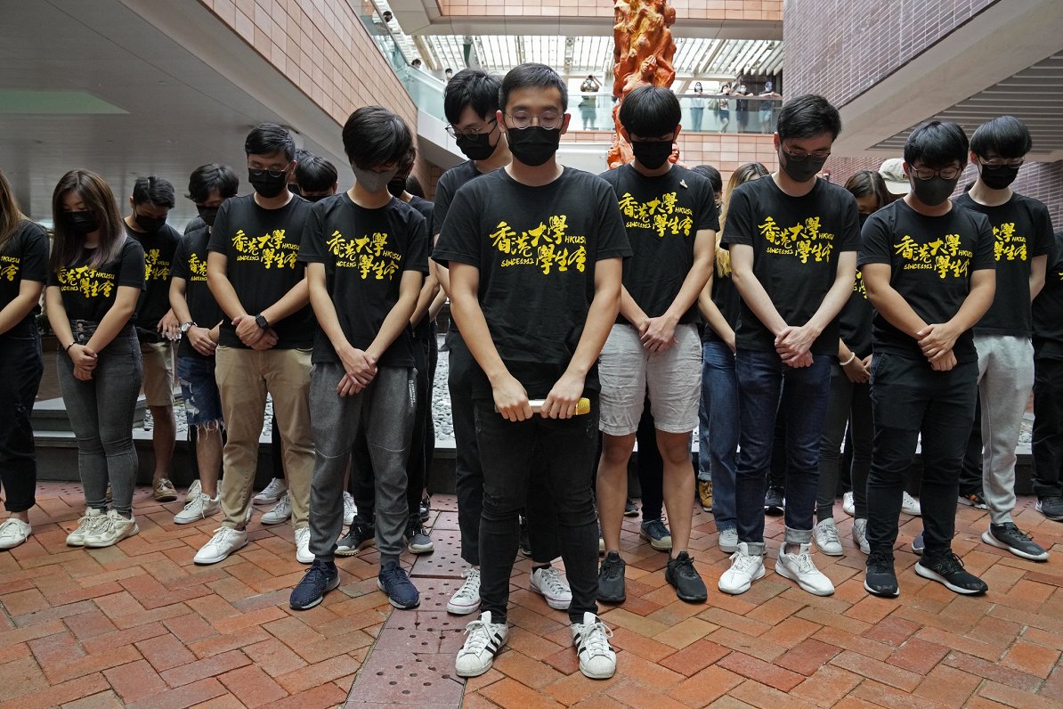 Honkongas studenti ar klusuma brīdi piemin slaktiņa upurus