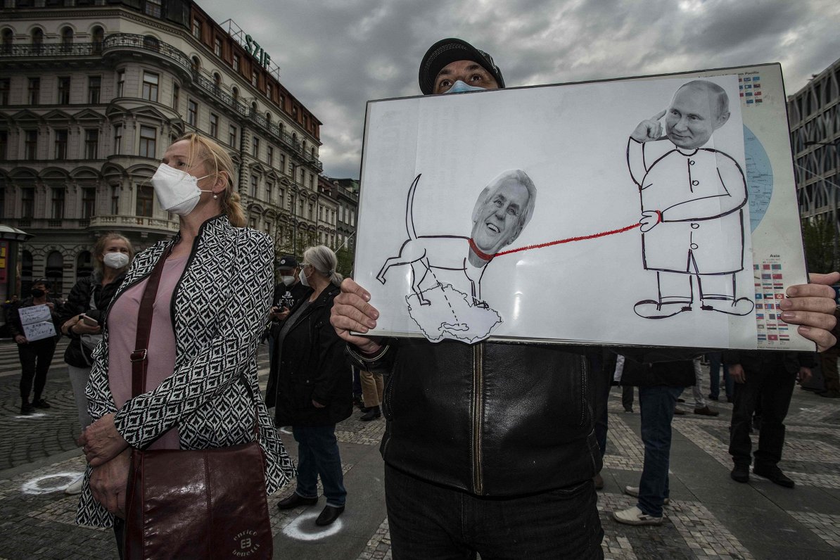 Čehijas prezidents Milošs Zemans protesta akcijas laikā Prāgā attēlots kā Krievijas līdera Vladimira...
