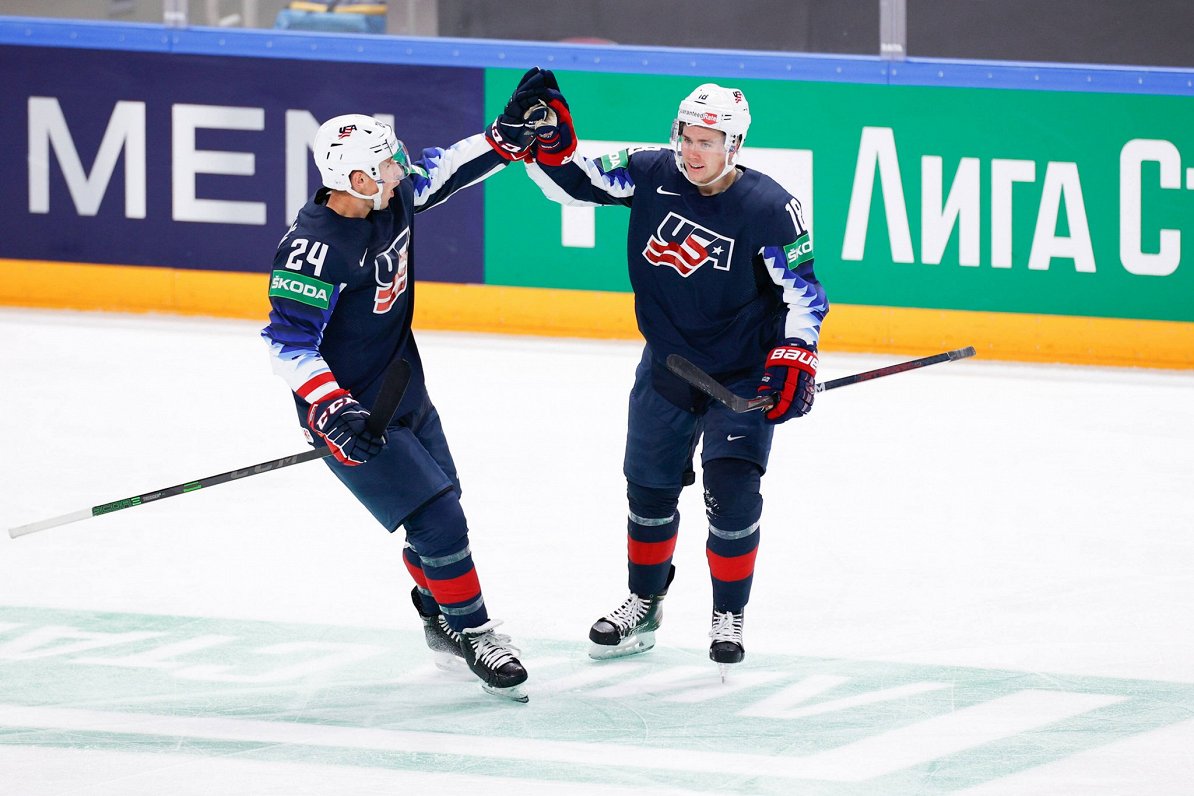 ASV hokejisti Saša Hmelevskis (pa kreisi) un Džeks Drjūrijs priecājas par trešo vārtu guvumu