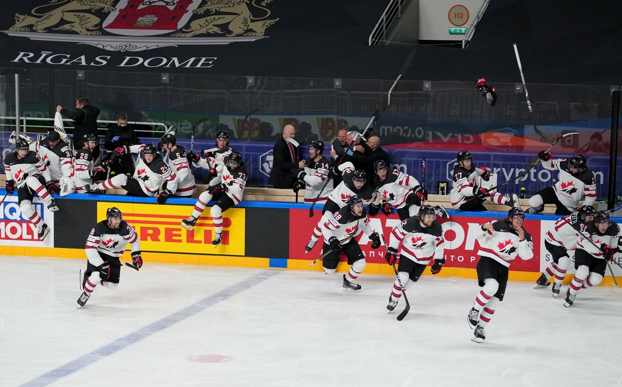 Kanādas hokeja izlase svin uzvaru pasaules čempionātā