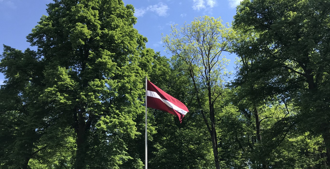 Latvijas valsts karogs plīvo mastā