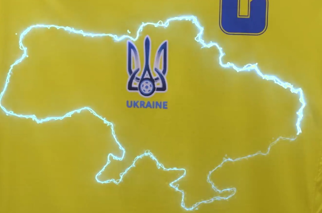 Ukrainas futbola izlases krekls ar valsts kontūru
