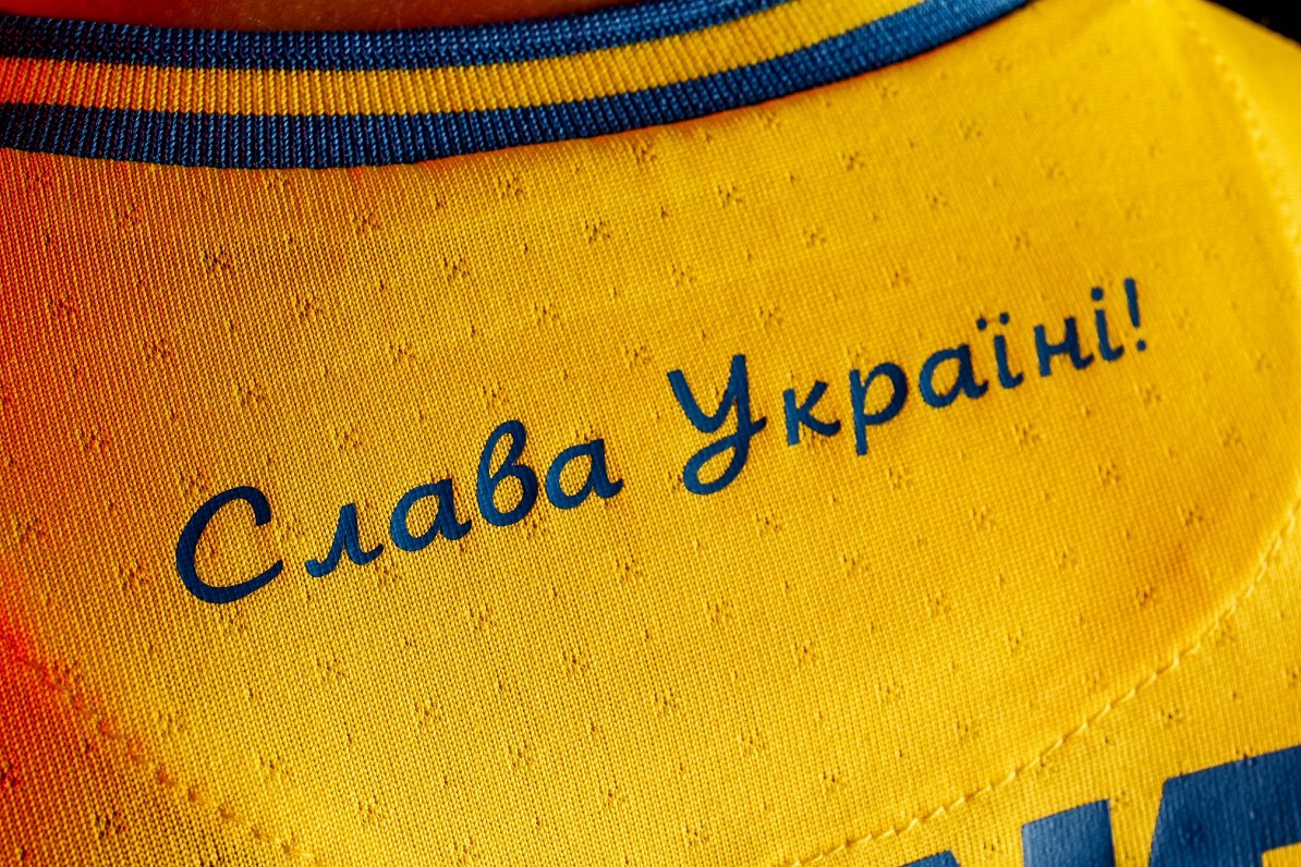 Ukrainas futbola izlases krekls ar saukli &quot;Slava Ukrainai&quot;
