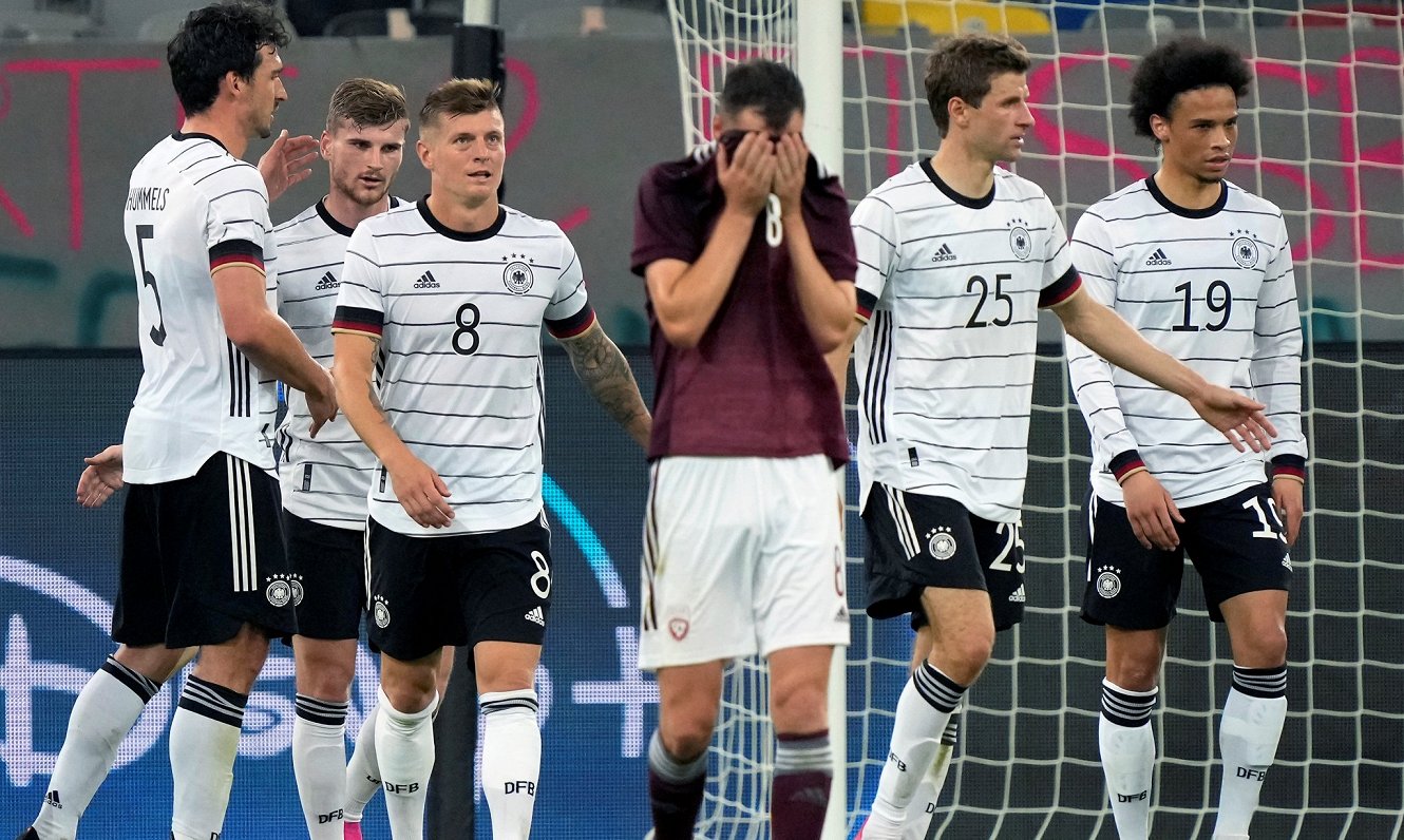 Eduards Emsis (centrā) Latvijas futbola izlases zaudētajā pārbaudes spēlē pret Vāciju
